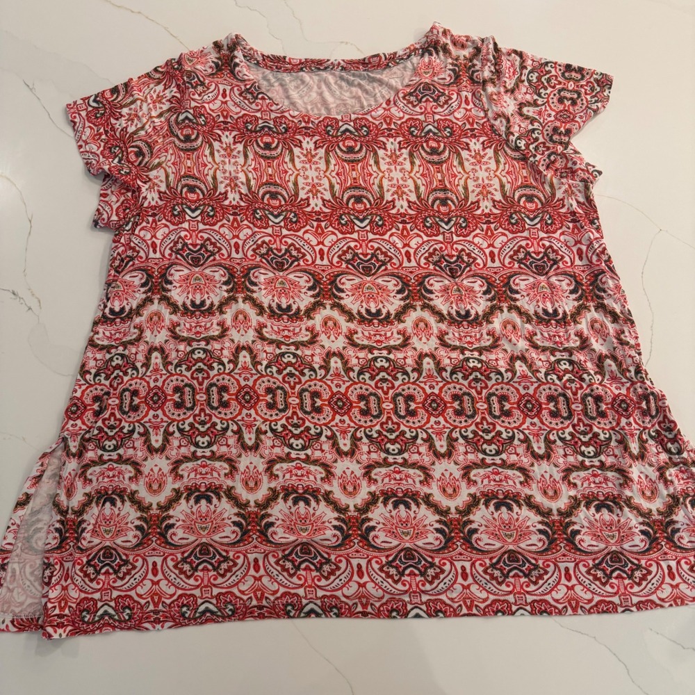 Red Bohemian Paisley Scoop Neck‎ Short Sleeve Tunic Top with Side Slits